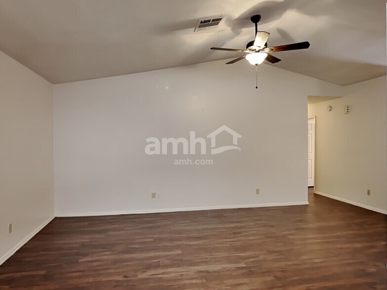 Building Photo - 1364 N Rowen