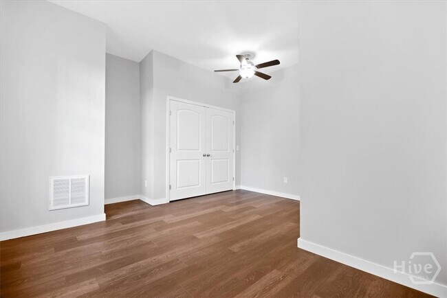 Building Photo - 318 E Waldburg St