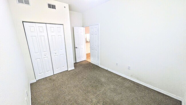 Building Photo - Annual Unfurnished 2/2 Condo in Downtown S...