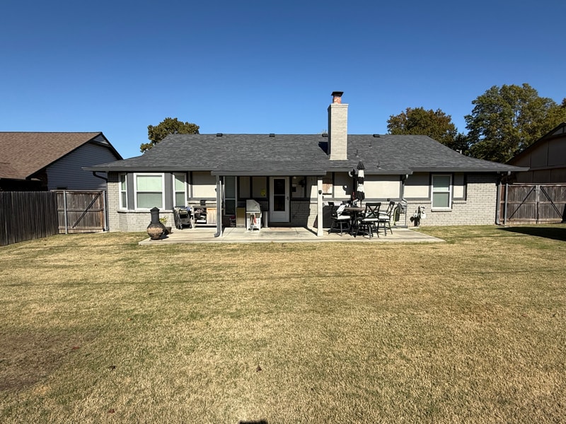 Building Photo - 3213 E Oakridge St