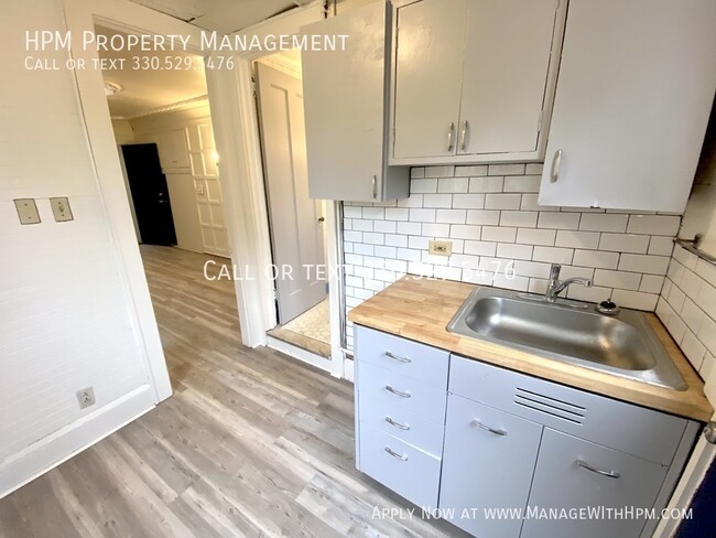 Building Photo - 1415 Yale Ave NW