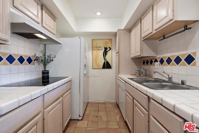 Building Photo - 1351 N Crescent Heights Blvd