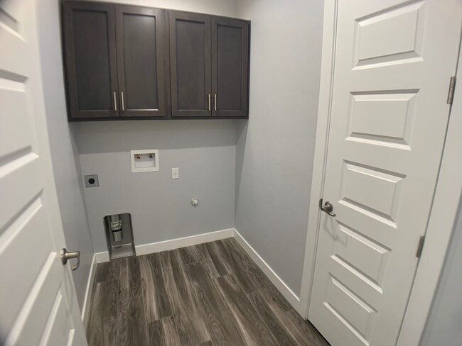 Building Photo - 3 Bedroom - 2 Bath Pool Home