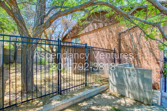 Building Photo - 706 Buzianis Way