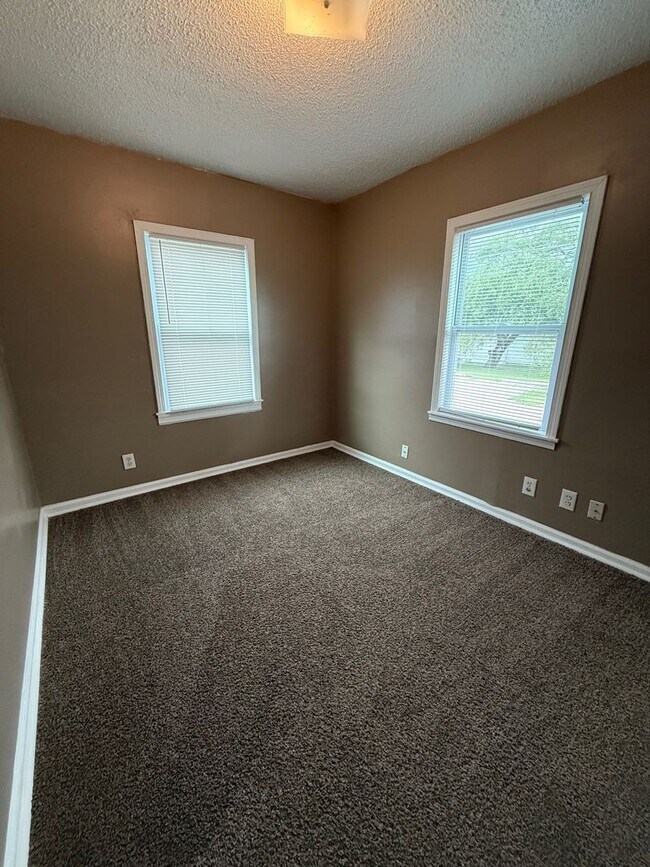 Building Photo - Charming 2-Bed End Unit in Quiet Quadplex-...