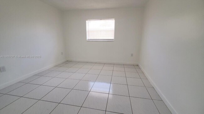 Building Photo - 1008 NW 45th Ave