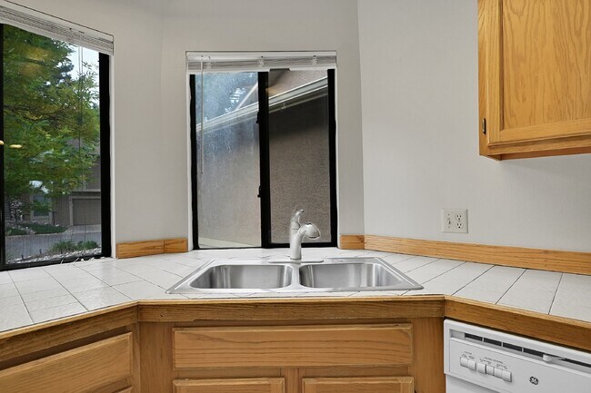 Building Photo - $1,850.00, 2 bed, 2 bath, located in Color...