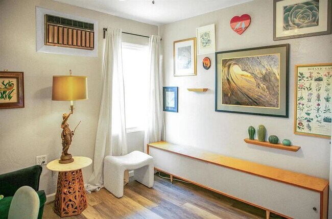 Building Photo - College Close 2 Bed 1 Bath