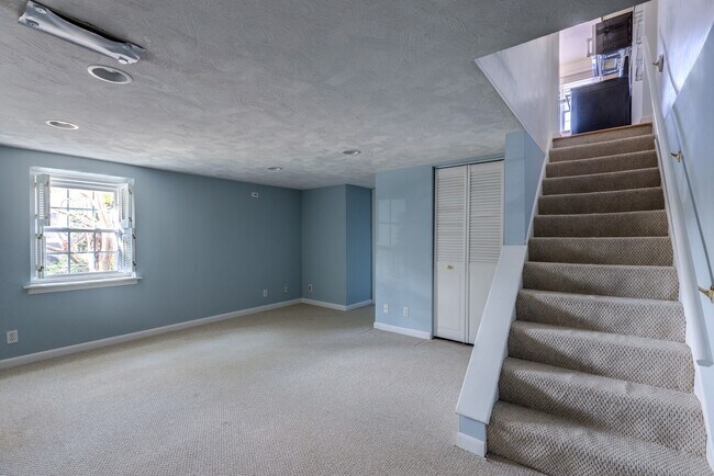Building Photo - Charming End-Unit Townhouse in Fairlington