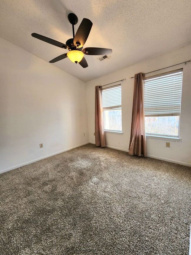 Building Photo - Top Floor Condo in Gated Community!