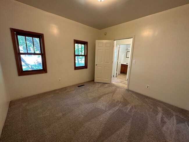 Building Photo - Affordable Lower Unit Close to Downtown