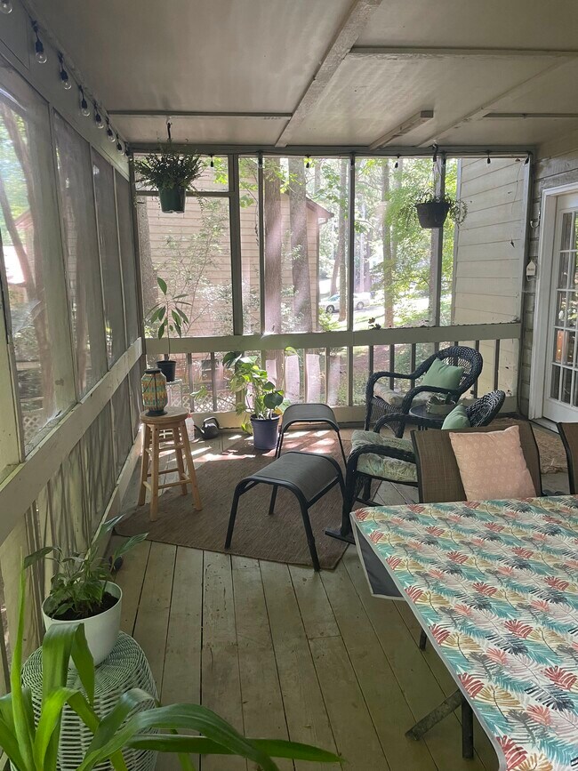 Building Photo - 1543 Hillhaven Dr