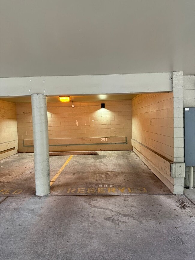 Building Photo - Wallingford Condo Unit