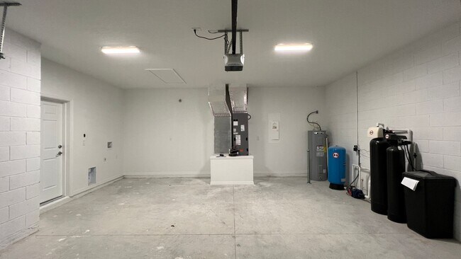 Building Photo - Spacious 3BD/2BA Palm Bay Home – Modern Comfort & Great Location!