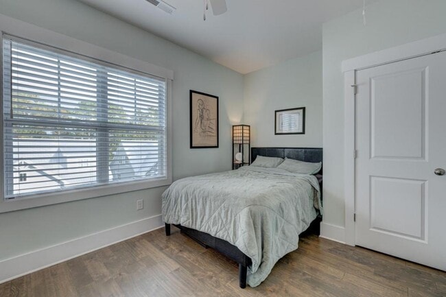 Building Photo - 1817 Bungalow Row