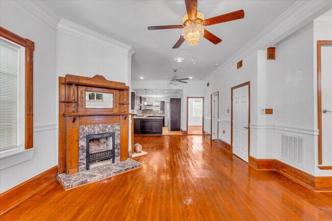 Building Photo - Beautiful 4 bedroom home downtown