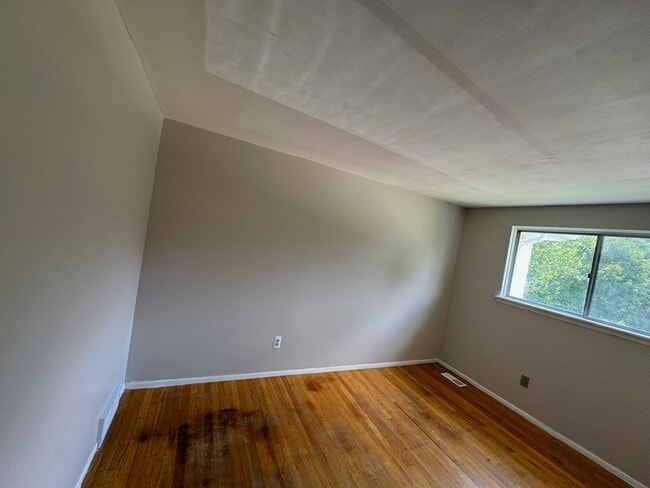 Building Photo - 105 S Christine Cir