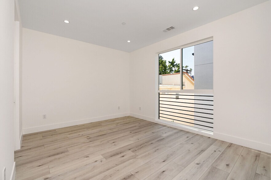 Building Photo - 15330 Weddington St
