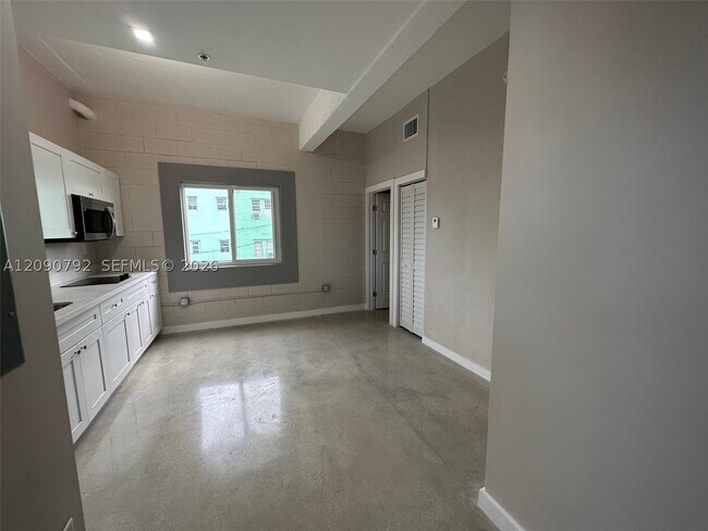 Building Photo - 320 SW 13th Ave