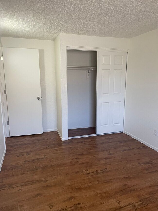 Building Photo - Lovely 4 Bedroom 2 Bath Home on Southwest ...
