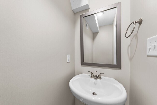 Building Photo - Beautiful Home! Coming Soon!