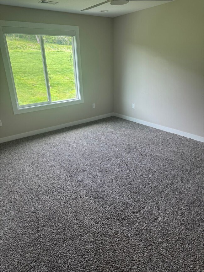 Building Photo - New 4 Bedroom | 2.5 Bath | Scenic Views | ...