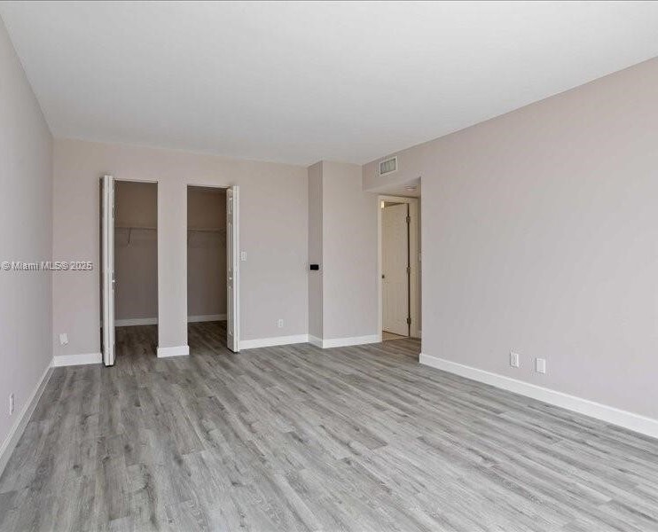 Building Photo - 800 Parkview Dr