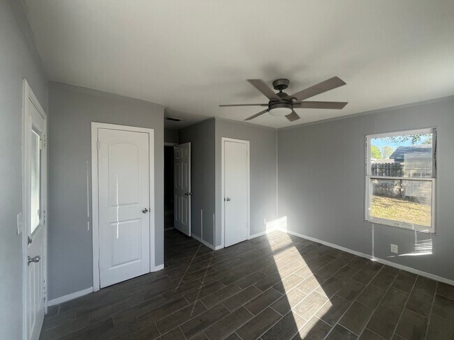 Building Photo - Four Bedroom Two Bath in Calallen School District!!