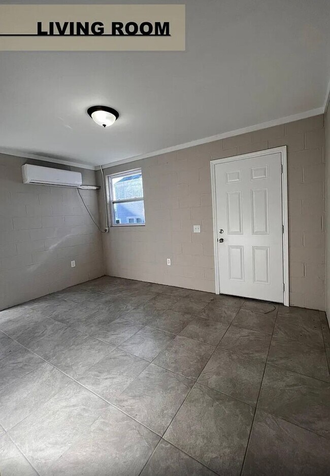 Building Photo - 2 Bedroom, 1 Bath in The Lyon St. Neighborhood - Coming Soon!