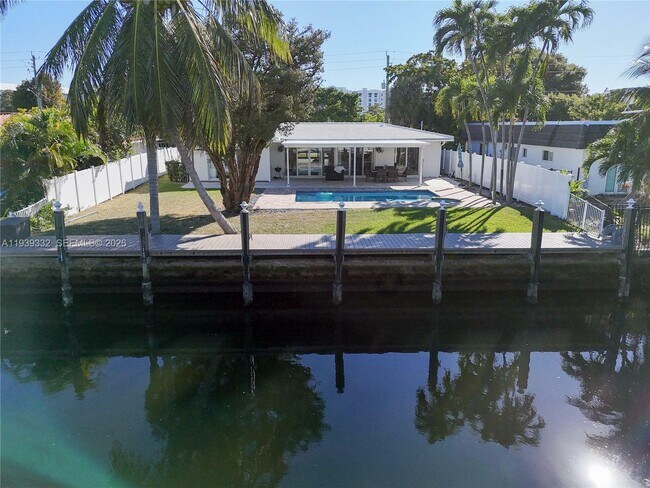 Building Photo - 2031 NE 14th Ct