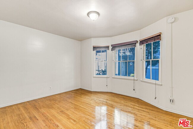 Building Photo - 3725 S Victoria Ave