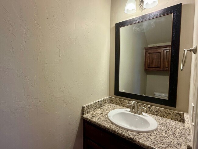 Building Photo - Spacious 4 Bed 2.5 Bath Home! New Flooring and Paint!