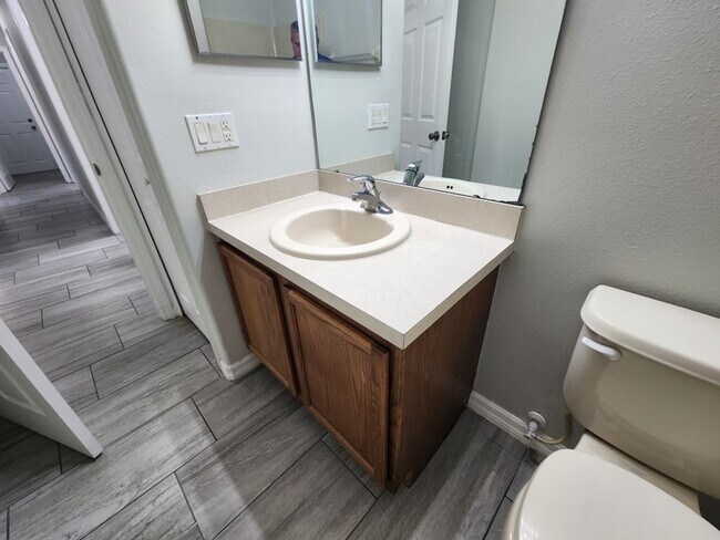 Building Photo - 4/2 Contemporary Style house