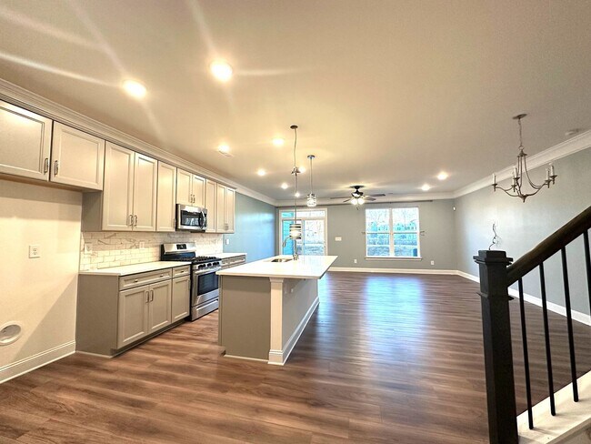 Building Photo - HARRISBURG TOWNHOME