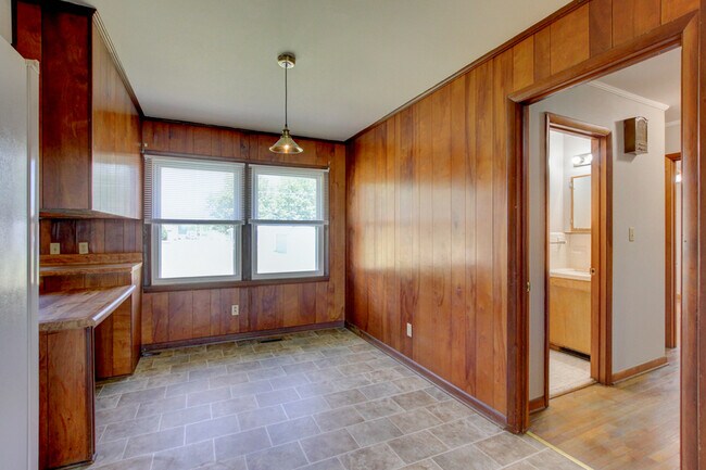 Building Photo - 104 W McReynolds Dr