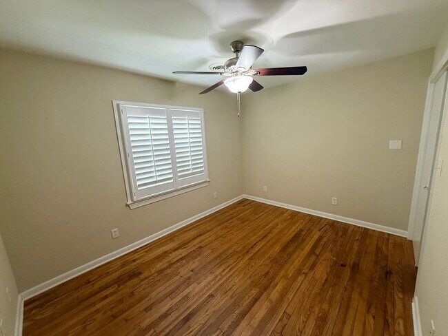 Building Photo - Spacious Updated Ranch in West Oak Forest