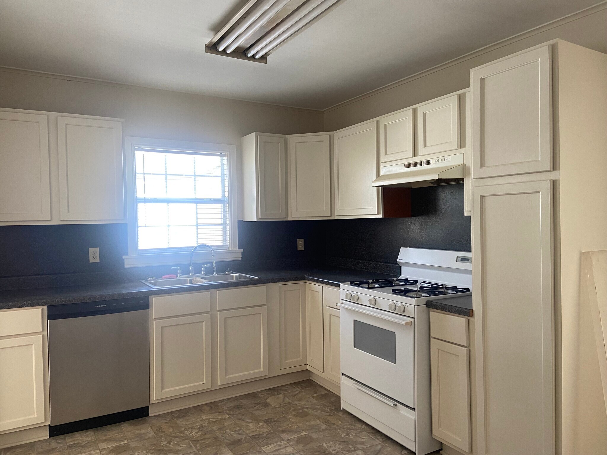 Building Photo - 147 E Elmwood St