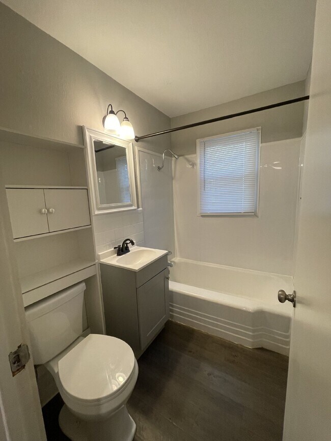 Building Photo - 2 Bedroom, 1 Bathroom with unfinished base...