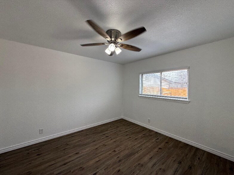 Building Photo - 6614 Robin Forest