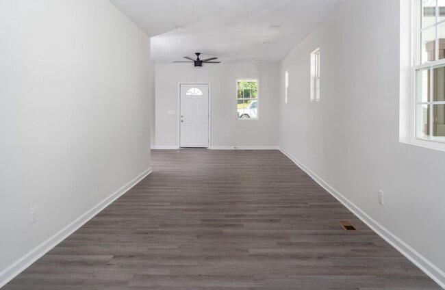 Building Photo - !! SPECIAL HALF OFF SECOND MONTHS RENT!!! Modern Charm Meets Classic Comfort in This Renovated 3-...