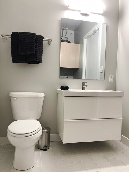 Building Photo - 2530 University Ave