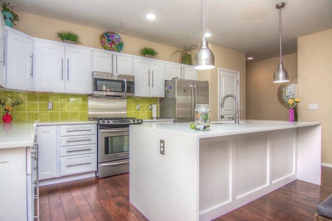 Building Photo - Beautiful 4-Bdr Craftsman with Mt. Views i...