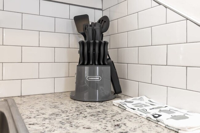 Building Photo - 3912 Crestview Dr