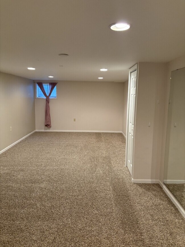 Building Photo - 1613 Clyde Dr