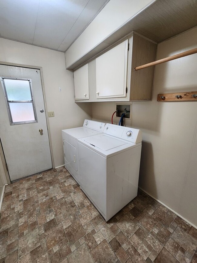 Building Photo - Adorable Retro Chic Home