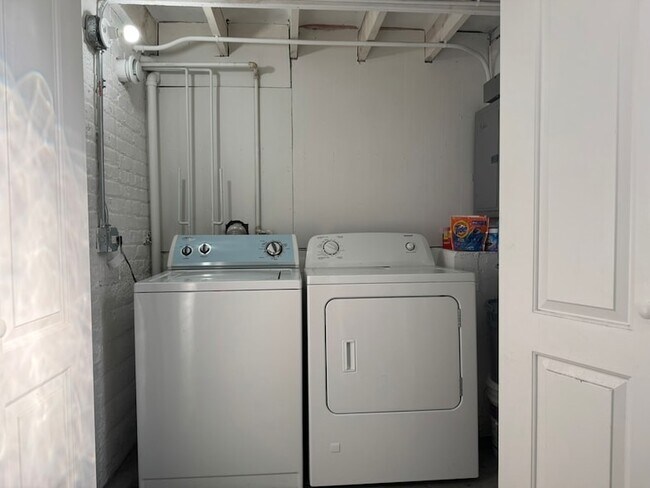 Building Photo - 3834 N Hermitage Ave