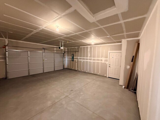 Building Photo - Brand New Home