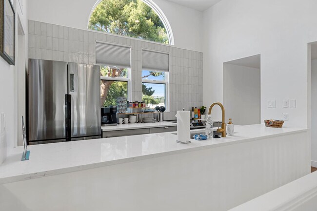 Building Photo - 4637 N 8th Pl