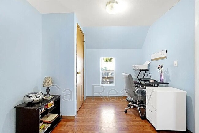 Building Photo - 2423 E Everett Ave