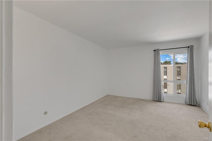 Building Photo - 1127 E Del Mar Blvd